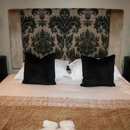 The New White Lion Hotel Llandovery Bagian luar foto