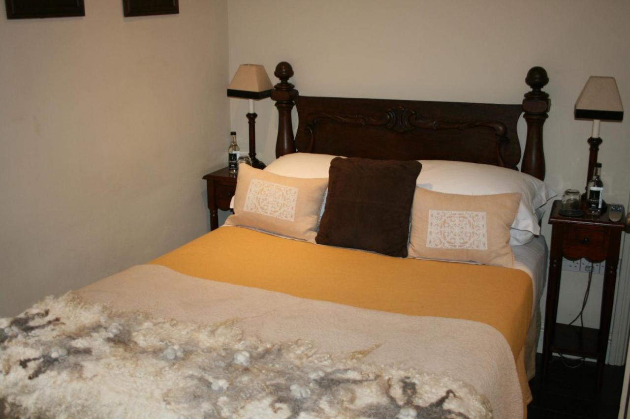 The New White Lion Hotel Llandovery Bagian luar foto