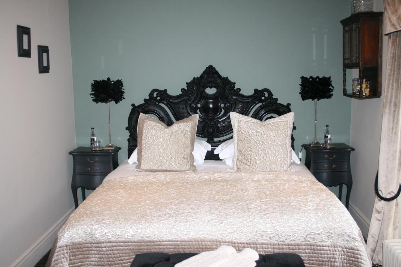 The New White Lion Hotel Llandovery Bagian luar foto
