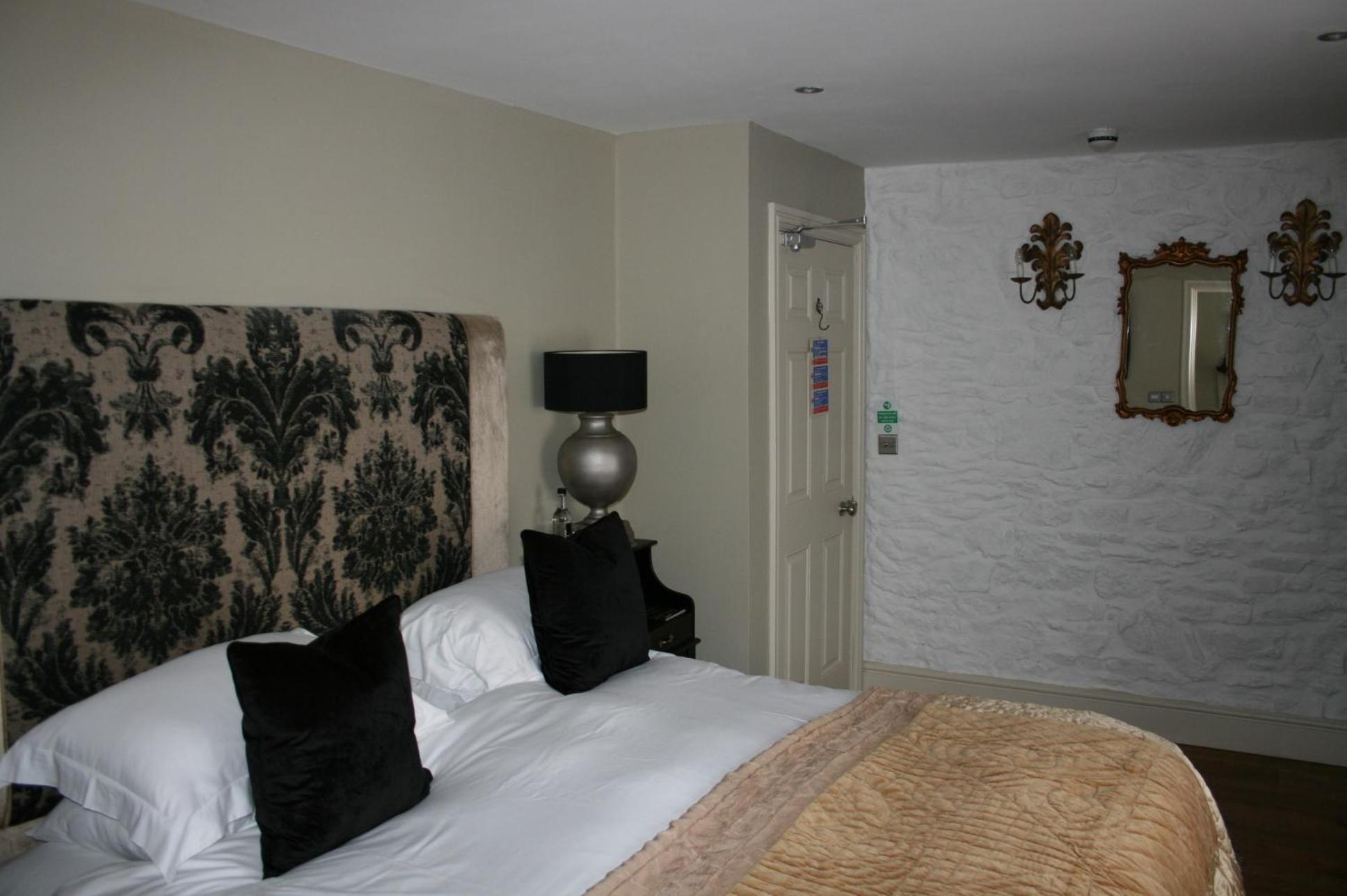 The New White Lion Hotel Llandovery Bagian luar foto